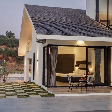 Saffronstays Stargazer, Karjat - Luxury Pool Villa With Lake View Dış mekan fotoğraf