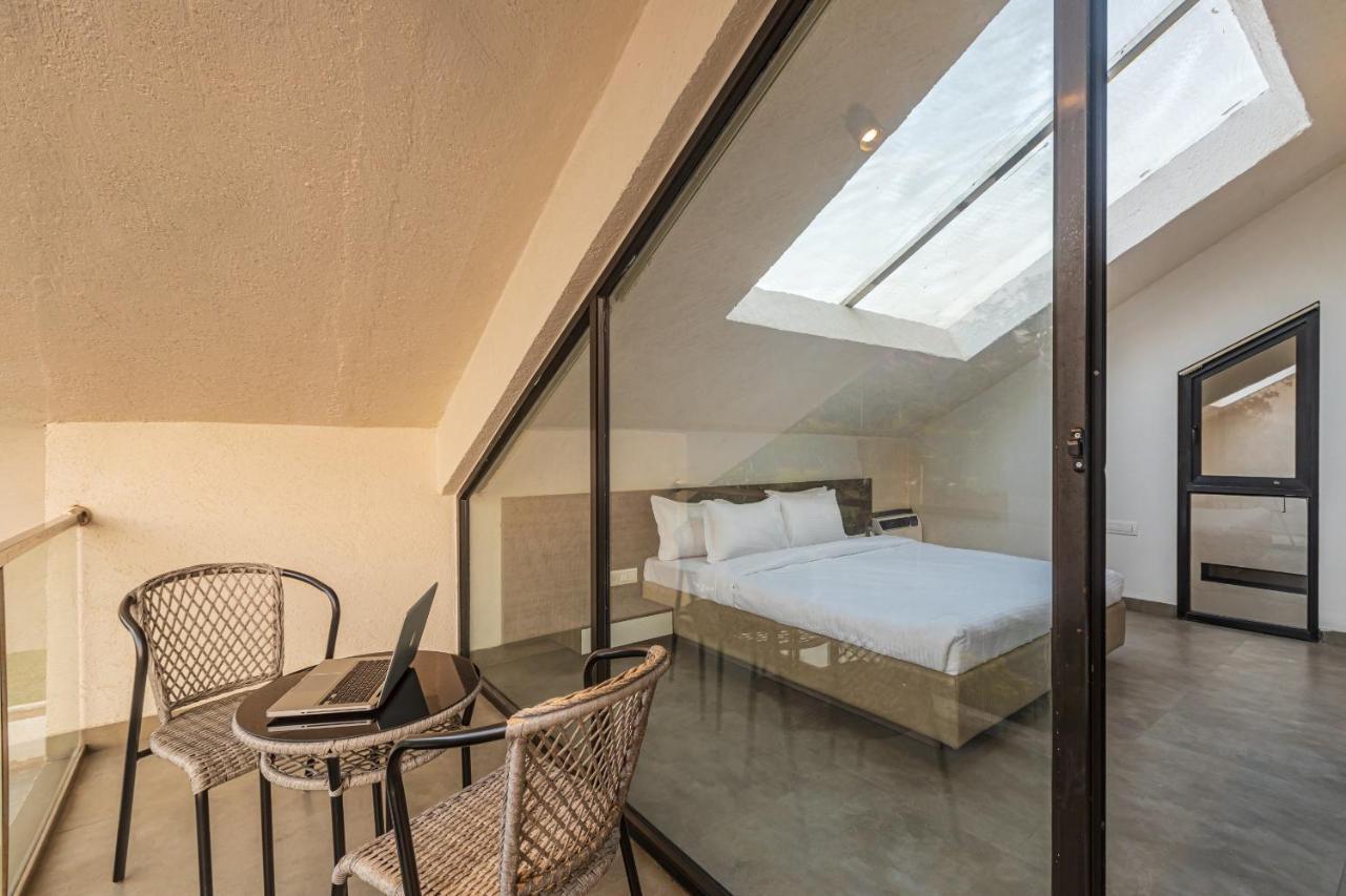 Saffronstays Stargazer, Karjat - Luxury Pool Villa With Lake View Dış mekan fotoğraf