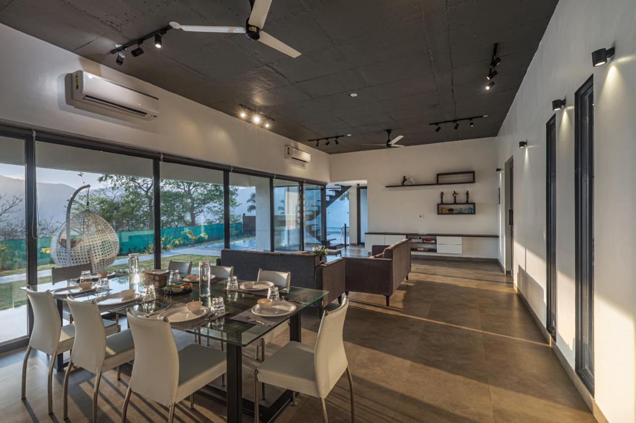 Saffronstays Stargazer, Karjat - Luxury Pool Villa With Lake View Dış mekan fotoğraf