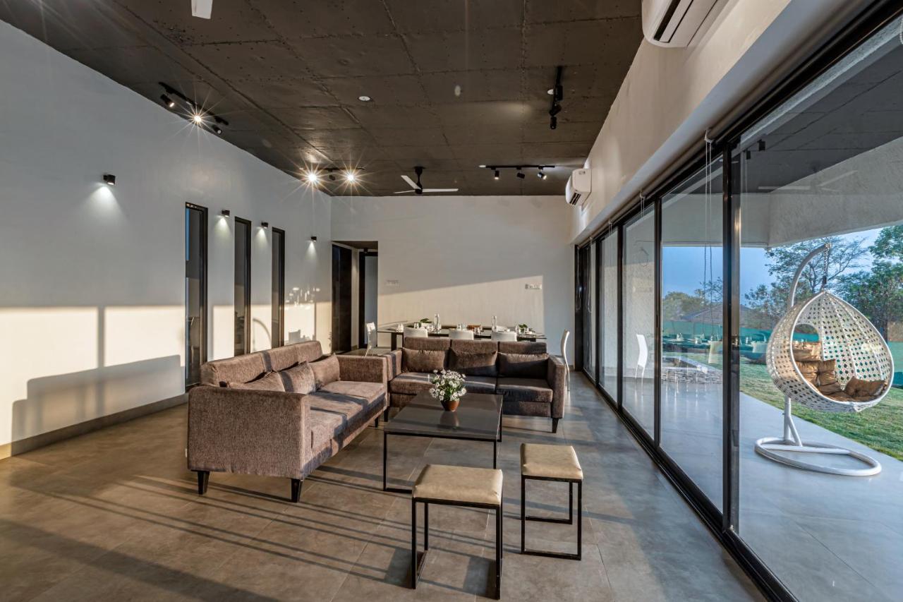Saffronstays Stargazer, Karjat - Luxury Pool Villa With Lake View Dış mekan fotoğraf