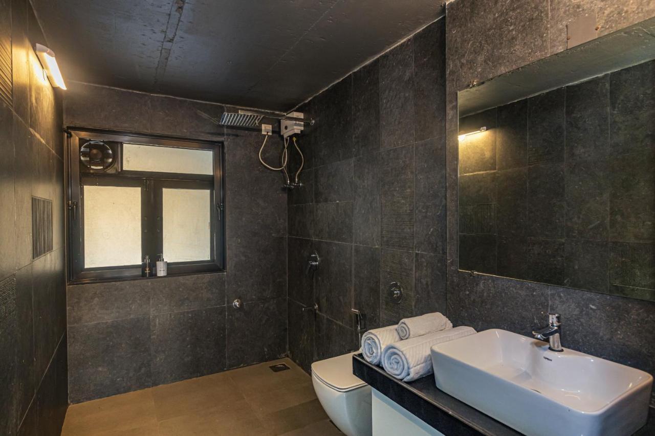 Saffronstays Stargazer, Karjat - Luxury Pool Villa With Lake View Dış mekan fotoğraf