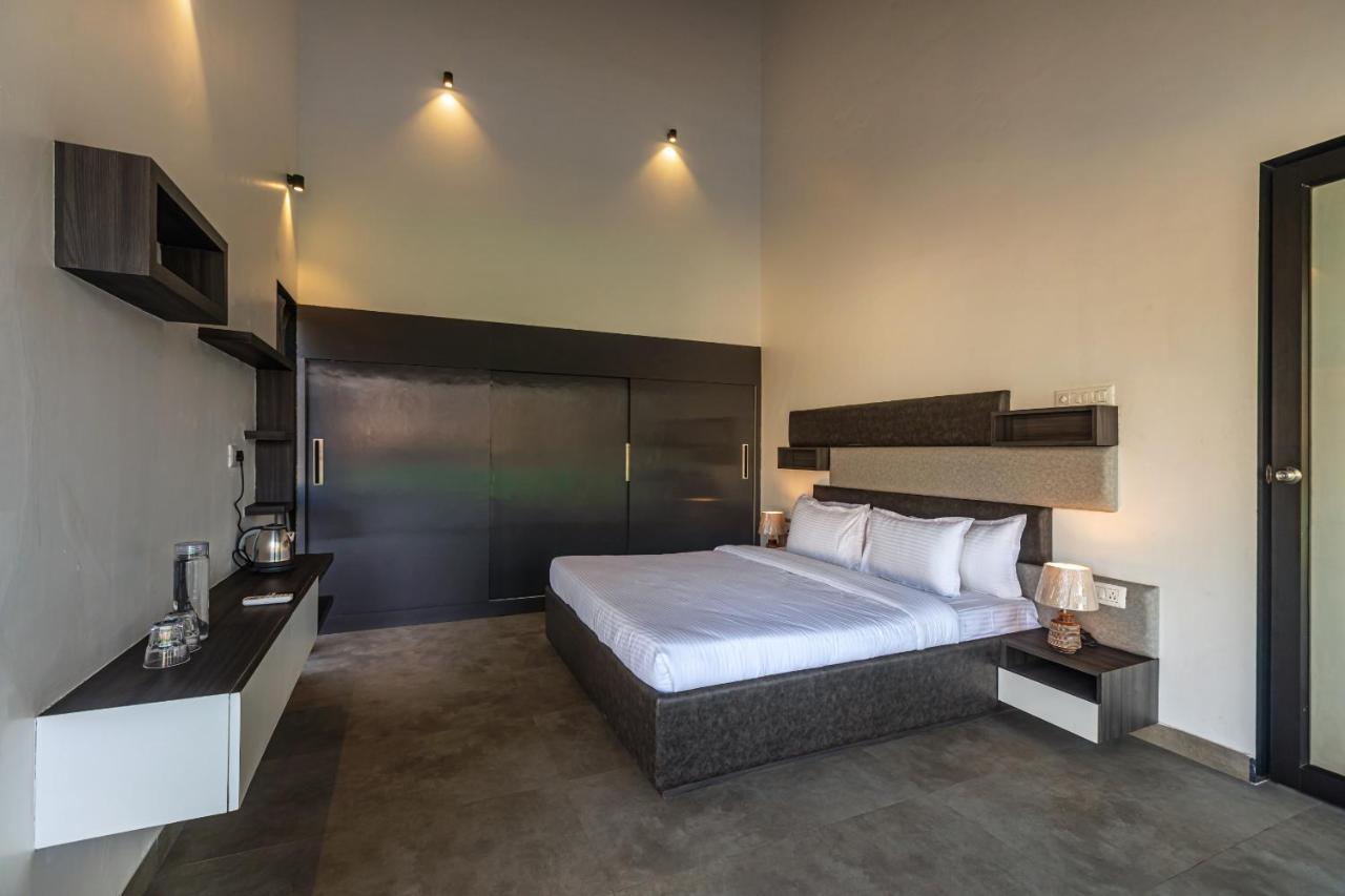 Saffronstays Stargazer, Karjat - Luxury Pool Villa With Lake View Dış mekan fotoğraf