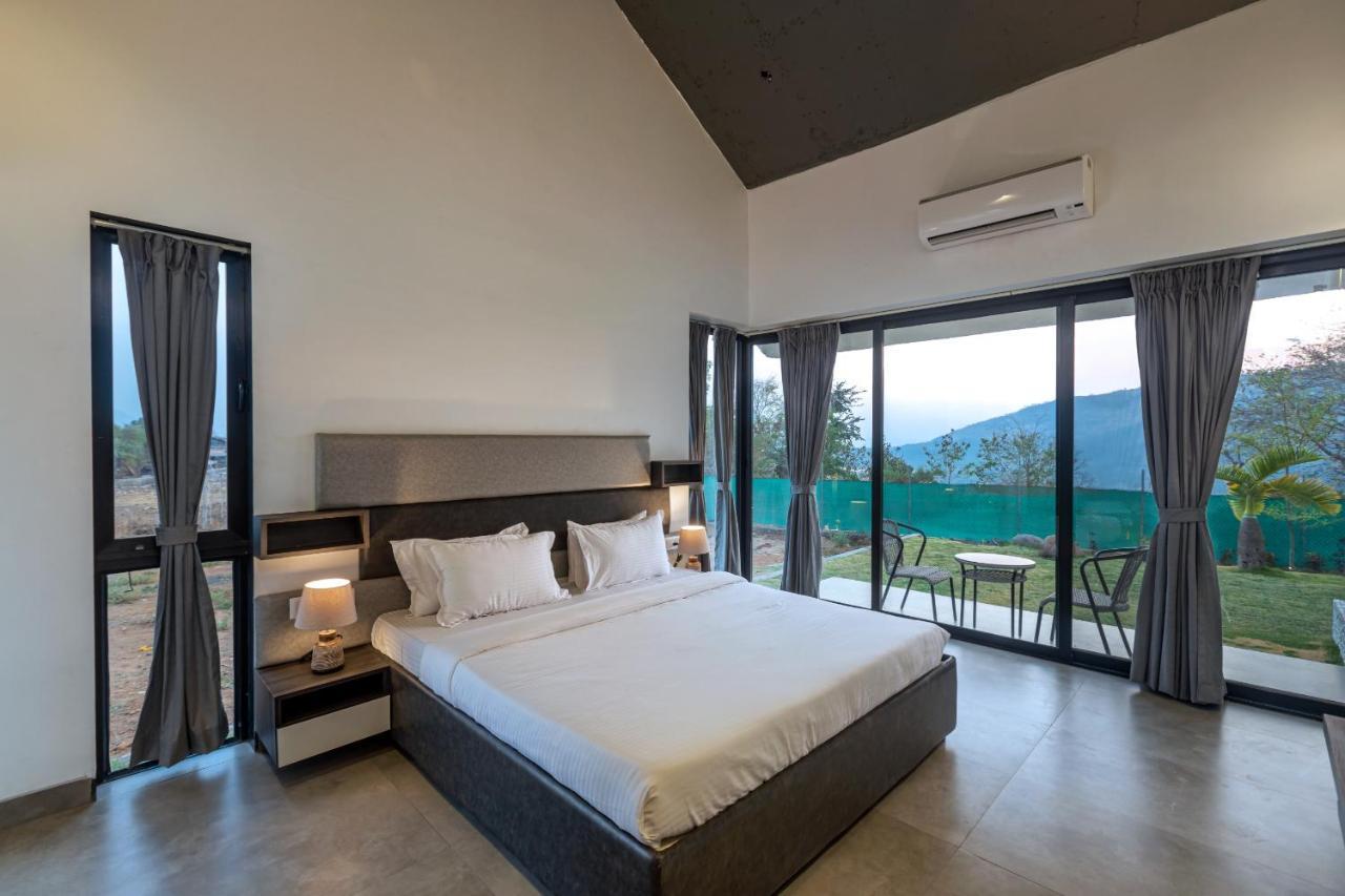 Saffronstays Stargazer, Karjat - Luxury Pool Villa With Lake View Dış mekan fotoğraf